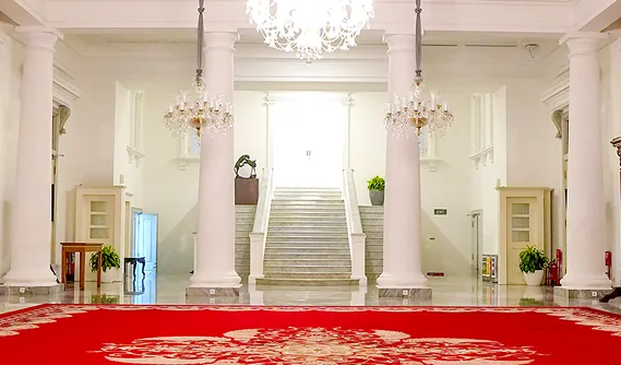 Aula dan tangga marmer Balai Kota DKI Jakarta
