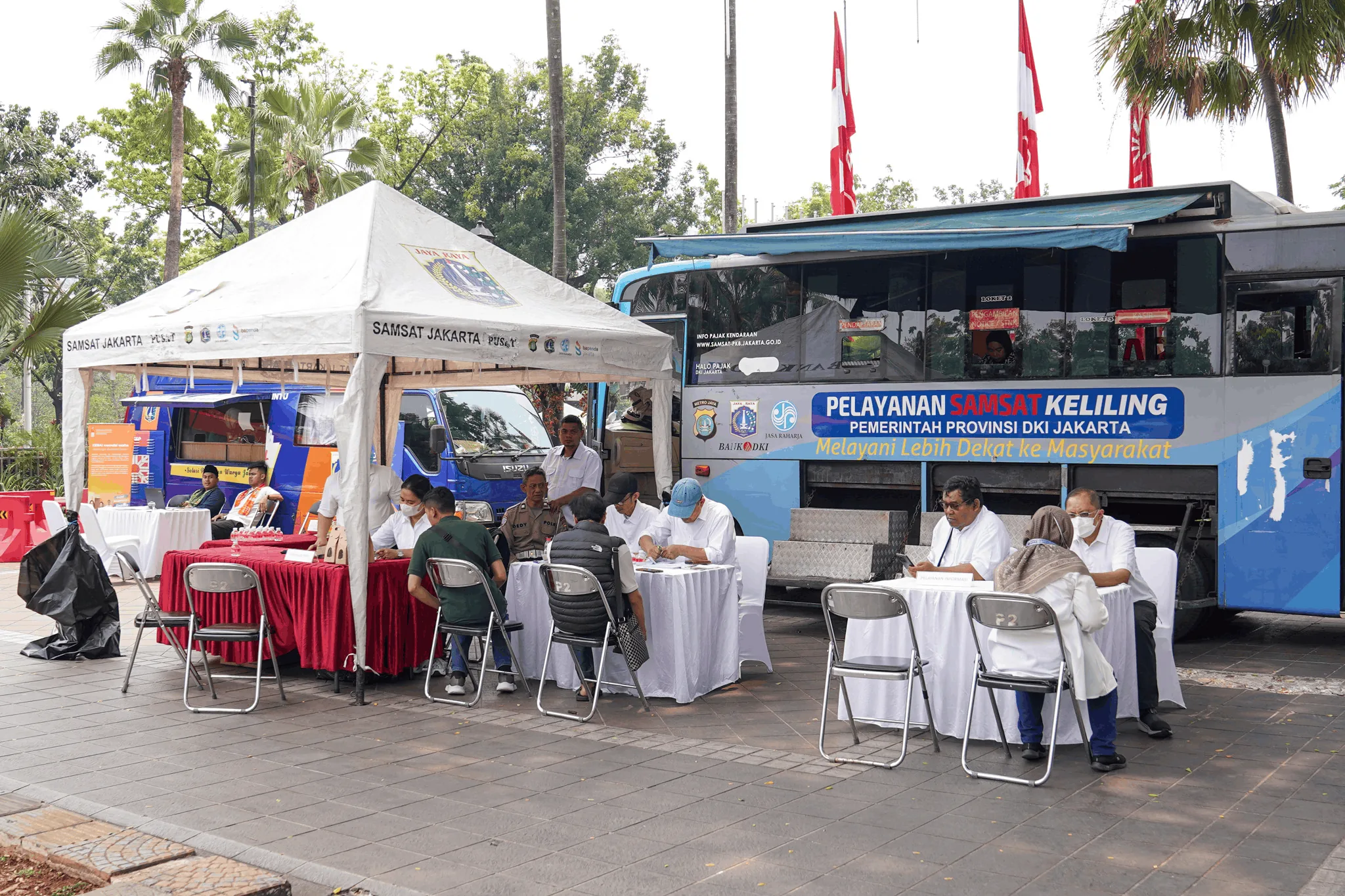 Pelayanan Samsat Keliling dan stan pelayanan terpadu di Balai Kota
