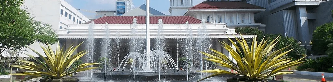 Pelataran dan kolam air mancur Balai Kota DKI Jakarta