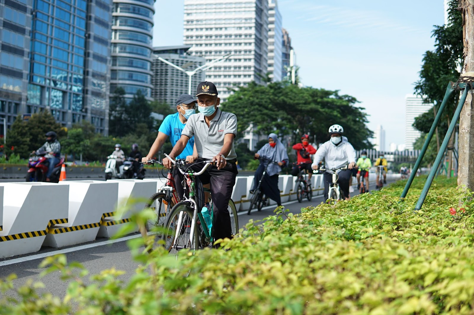 Overcoming hot weather by empowering pedestrians and cyclists