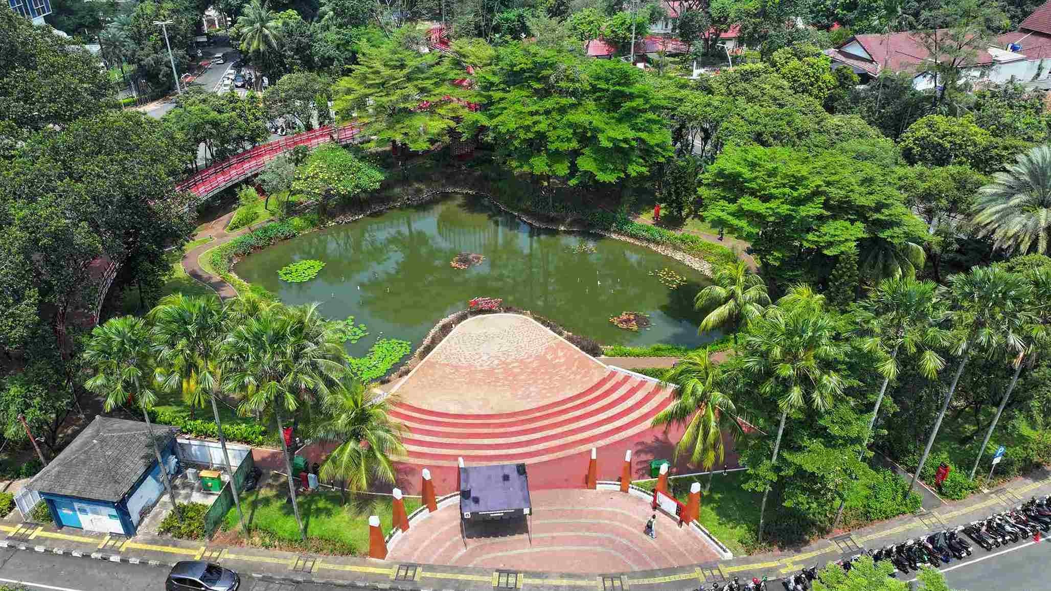 Kolam berperan lebih dari “pemanis” taman. Kehadirannya berguna untuk biodiversitas, mitigasi banjir, menyaring kotoran, dan membuat Jakarta sejuk.