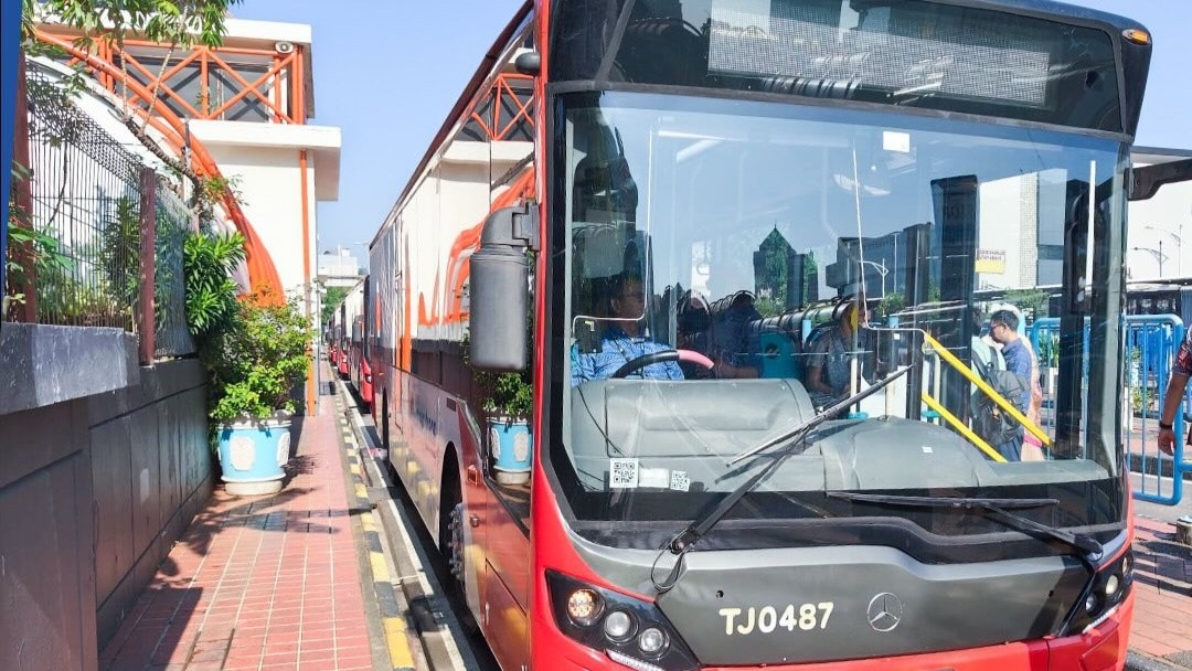 Dari Blok M, kamu bisa langsung sampai di Bandara Soekarno–Hatta! Cek daftar halte, tarif, jam operasional, dan tips perjalanan di sini.
